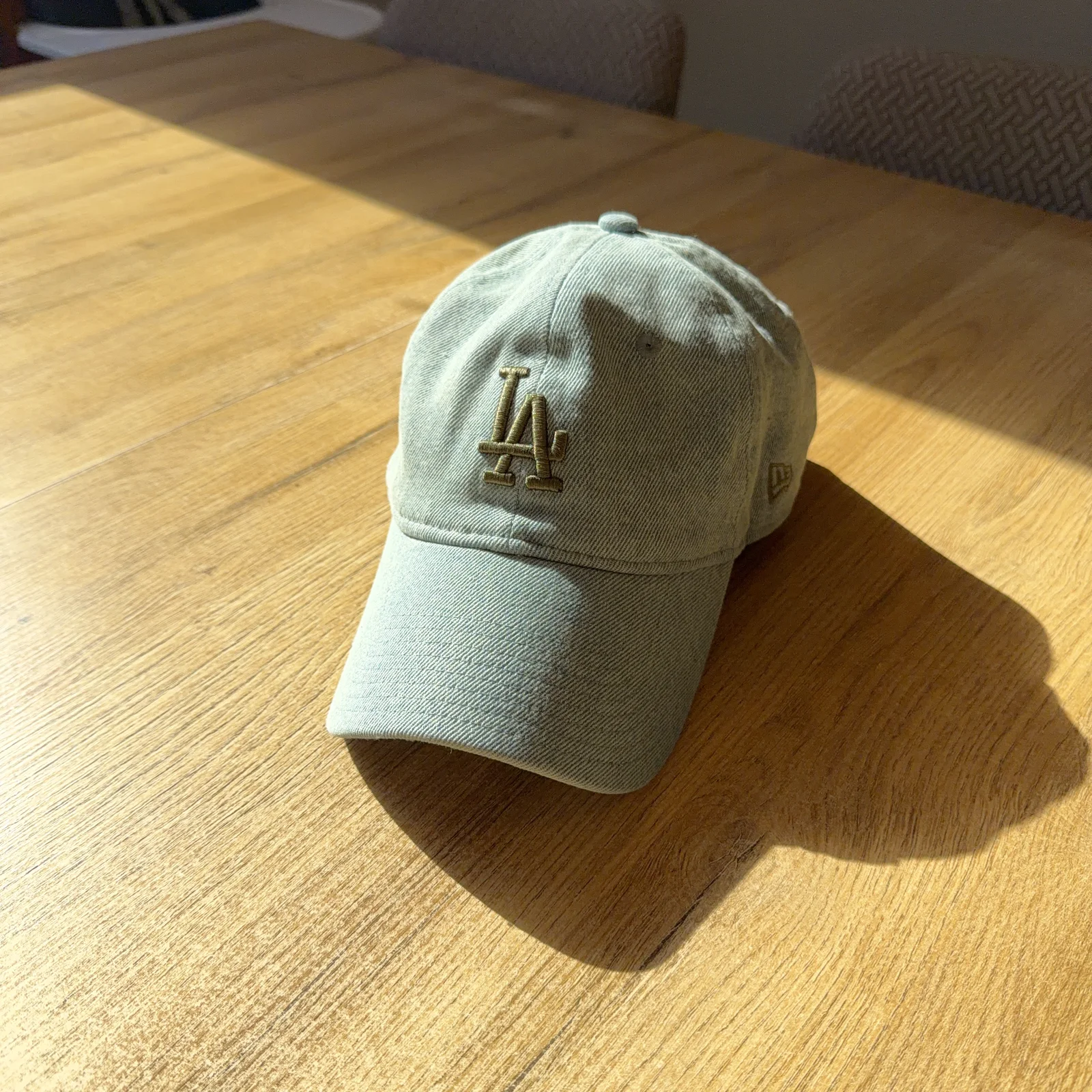 Foto da smartphone di un cappellino su un tavolo di legno