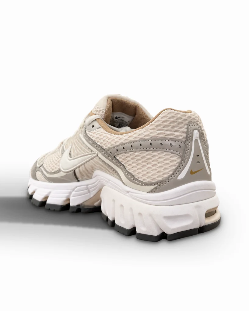 Sneaker in vista da studio neutra